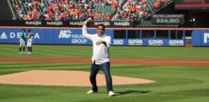 El ministro Kelvin Cruz lanza primera bola del partido Seattle-Mets