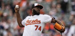 Félix Bautista enfrenta larga recuperación tras cirugía de hombro