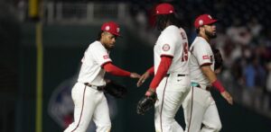 Jonrón de Josh Bell y relevo clave del novato Cole Henry permiten a Washington vencer 5-4