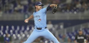 Bieber regresa de una cirugía de codo y brilla en su debut con Toronto