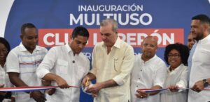 Presidente Abinader y ministro Kelvin Cruz entregan Multiuso Club Luperón