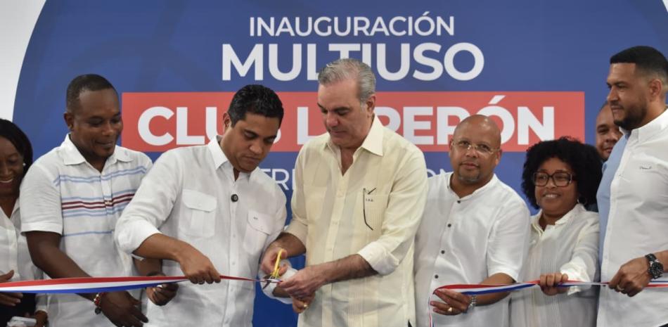 Presidente Abinader y ministro Kelvin Cruz entregan Multiuso Club Luperón