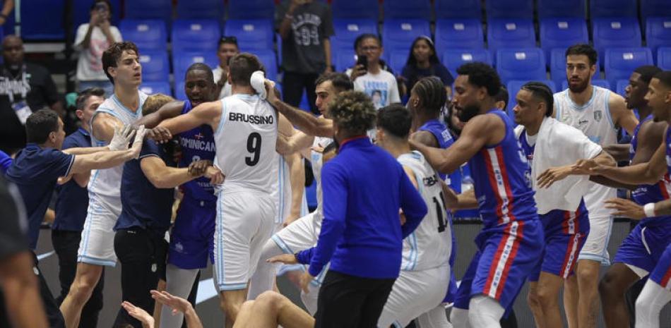 Jugador argentino dice su equipo no causó pelea con dominicanos al terminar juego en la AmeriCup