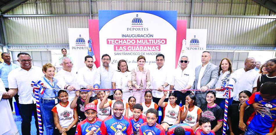 Vice Raquel Peña y ministro Kelvin Cruz inauguran el multiuso en Las Guaranas