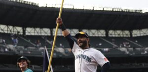 Suárez conecta jonrón de 3 carreras y Marineros superan 4-3 a Padres para ganar la serie