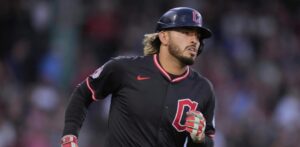 Guardianes arrollan 8-1 a Medias Rojas para evitar barrida