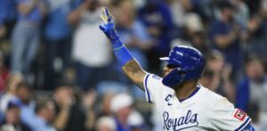 Jonrón de Bobby Witt Jr. en la octava entrada ayuda a Kansas City a evitar la barrida