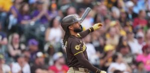 Fernando Tatis Jr conecta su vuelacercas 20 en el éxito de los Padres