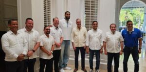 Abinader y Karl-Anthony Towns construirán arena para baloncesto en Tamboril