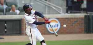 Albies y Olson pegan jonrones; Bravos vencen 4-1 a Cachorros