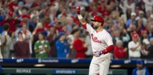 Schwarber da jonrón 50 y Suárez poncha a 12 mientras los Filis amplían ventaja sobre los Mets