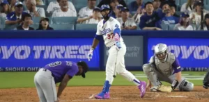 Teoscar Hernández da dos vuelacercas, Dodgers amplían ventaja a dos juegos en su división