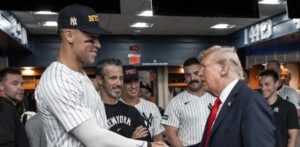Donald Trump visita, Judge sube en la lista de jonrones y Yankees vencen a Tigres y evitan barrida