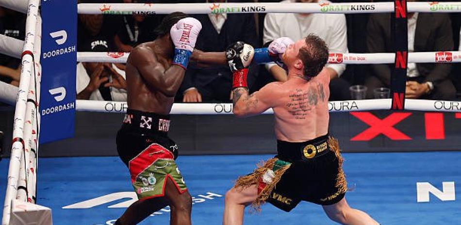 Terence 'Bud' Crawford hace historia con victoria sobre Canelo Álvarez