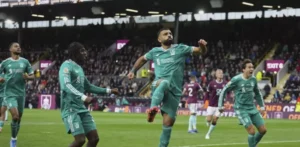 Mohamed Salah preserva el inicio perfecto del Liverpool tras anotar un penal tardío