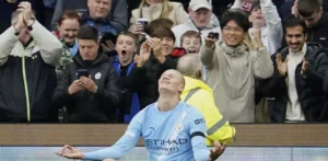 Manchester City humilla por 3-0 al Manchester United y Liverpool vuelve a la cima de la Liga Premier