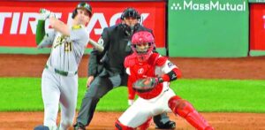 Los Atléticos superan 2-1 a los Medias Rojas