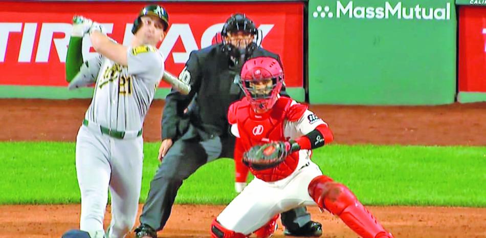 Los Atléticos superan 2-1 a los Medias Rojas