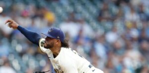 Freddy Peralta lanza en grande y logra su victoria 17