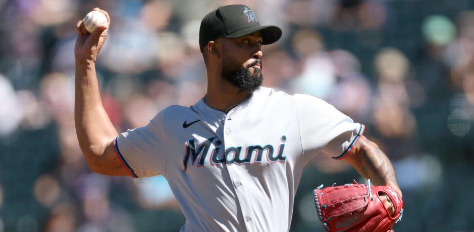 Sandy Alcántara vuelve a lanzar bien y triunfa