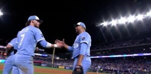 Los Reales retrasan el pase de los Azulejos a los playoffs