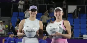 Iga Świątek supera los errores de servicio y triunfa en el Abierto de Corea ante Alexandrova