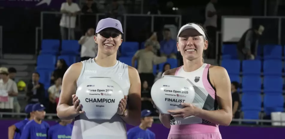 Iga Świątek supera los errores de servicio y triunfa en el Abierto de Corea ante Alexandrova