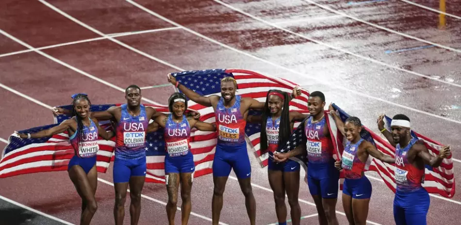 Sha’Carri y Lyles encabezan los relevos y Estados Unidos cierra el Mundial con oro en los 4x100