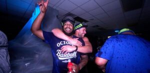 Los Azulejos triunfan y aseguran un puesto para los playoffs