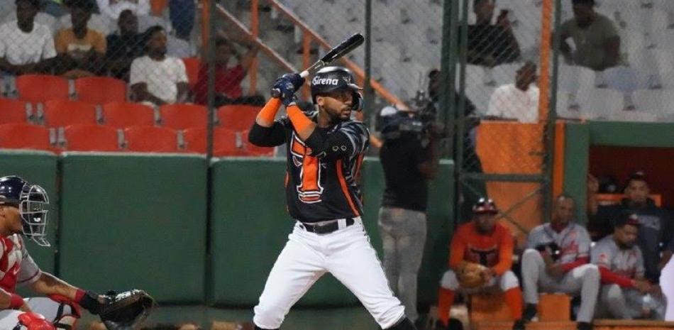 Toros reciben a Gilberto Celestino en cambio desde Águilas por Bryan Magdaleno y un pick del draft