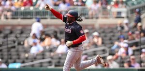 Los Nacionales cortan racha de 10 victorias de los Bravos derrotándolos 4-3; Marcell Ozuna da jonrón