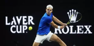 Carlos Alcaraz supera susto por una lesión de tobillo y avanza en el Abierto de Japón