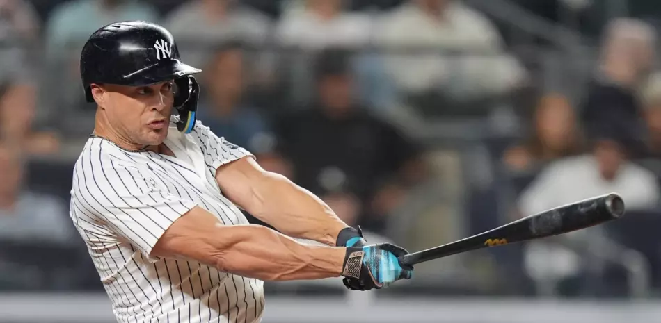 Yankees vencen a los Medias Blancas con Stanton y Rodón para mantenerse empatados con Toronto