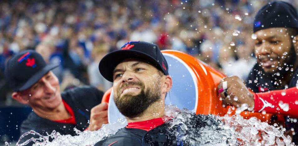 Los Azulejos triunfan y mantienen empate en el primer lugar en el Este de la Americana