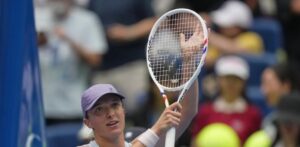 La favorita Iga Swiatek avanza a la tercera ronda del Abierto de China