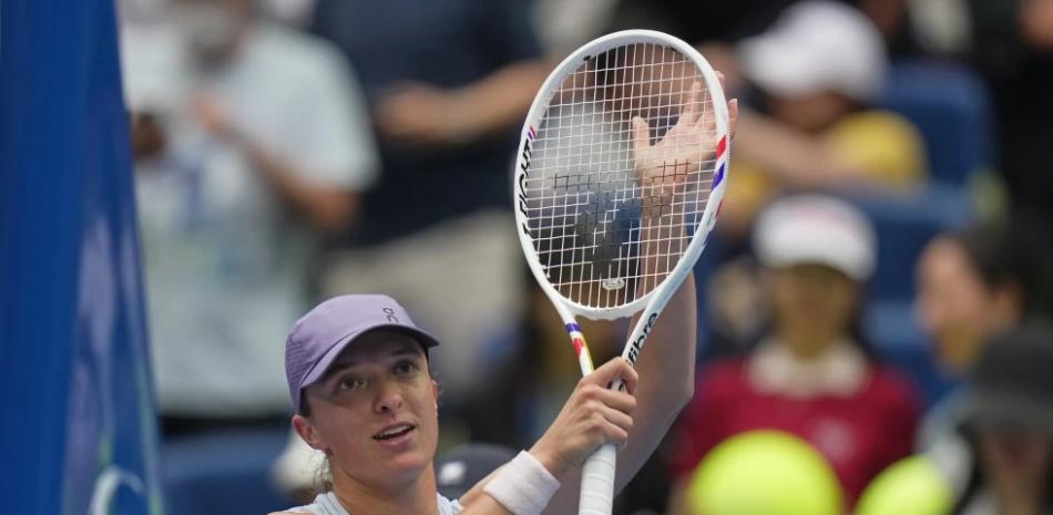 La favorita Iga Swiatek avanza a la tercera ronda del Abierto de China