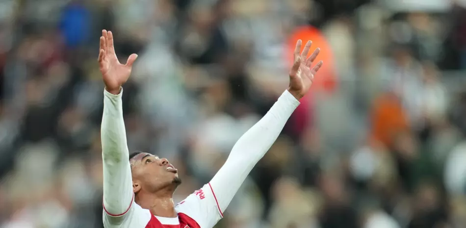 Arsenal logra una victoria ante el Newcastle y se acerca al Liverpool, líder de la Liga Premier