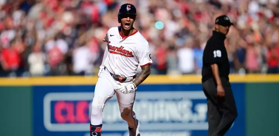 Rocchio y Naylor impulsan 5 en la octava entrada, Guardianes vencen a los Tigres y empatan serie 1-1