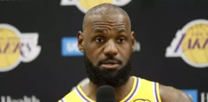 LeBron James recibe duras críticas por usar un truco publicitario para anunciar alcohol