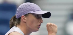 Iga Swiatek, la campeona de Wimbledon, avanza en el Abierto de Wuhan