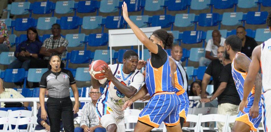 Fitzgerald y De la Cruz lideran a Los Prados frente a Huellas del Siglo en el TBS Distrito 2025