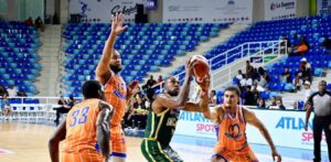 San Carlos gana serie regular del grupo A al derrotar a Huellas del Siglo y le complica su situación