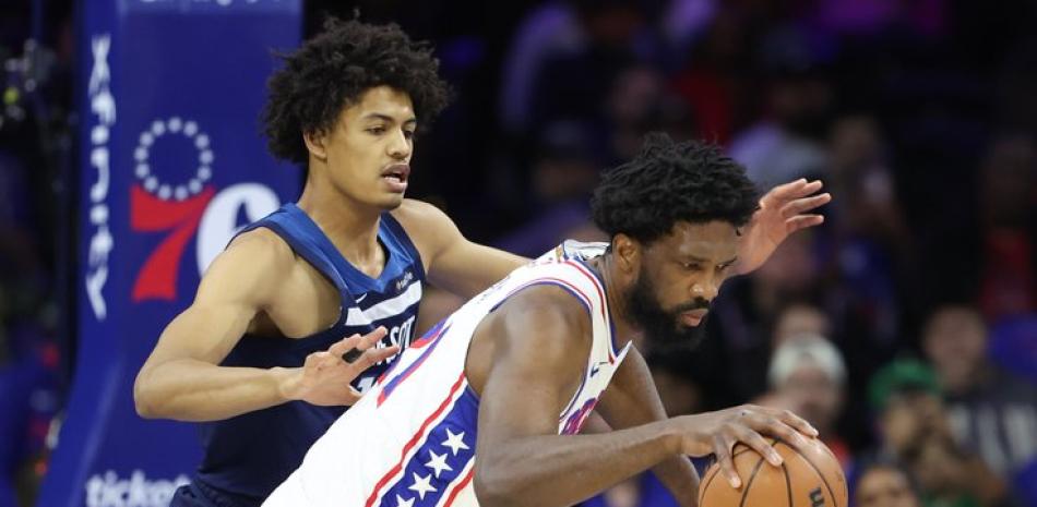 Joel Embiid juega con los Sixers su primer partido en casi ocho meses
