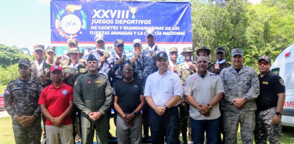Cadetes de la Policía Nacional y FARD se imponen en competencia de tiro con pistola