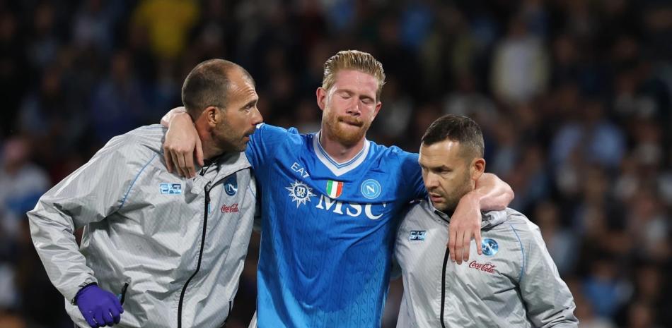 Kevin De Bruyne se lesiona tras anotar un penal y Napoli derrota 3-1 al Inter