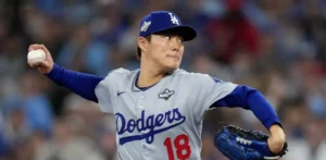 Yamamoto, con primer partido completo en Serie Mundial desde 2015, conduce