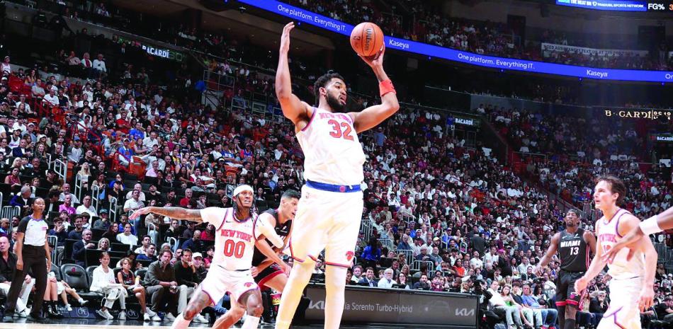 Towns anota 15 y atrapa 18 rebotes en el revés de los Knicks ante Miami Heat