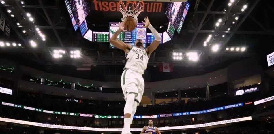 Bucks remontan para vencer 121-111 a Knicks con 37 puntos de Antetokounmpo