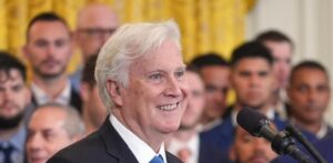 Mark Walter finaliza la compra de la mayoría de acciones de los Lakers