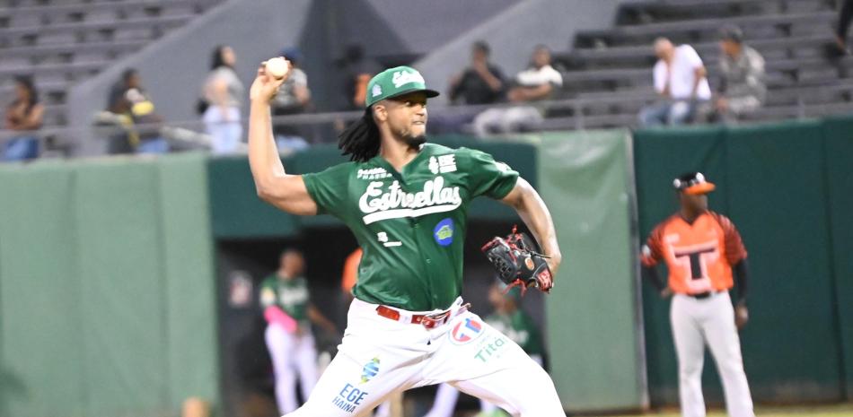 Oscar De La Cruz lanza joya y Estrellas ganan segundo al hilo